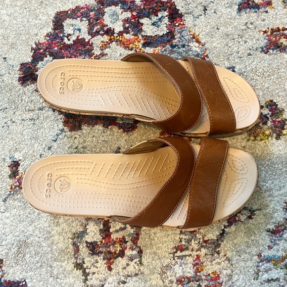 CROCS Women's Tan Leather Upper Wedge Sandals Size 8 - Picture 3 of 6